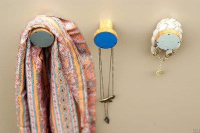 Patère murale en bois de chêne émaillé gris clair, incolore, semi-mate, 30 pièces