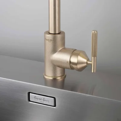 Robinet de cuisine linéaire en laiton avec raccord britannique