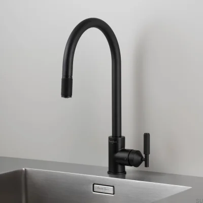 Robinet de cuisine en laiton noir à tirette extractible avec raccord britannique.
