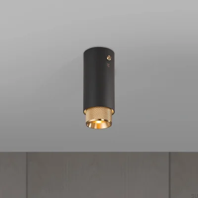 Spot encastré en forme de croix, en acier graphite avec finition laiton.