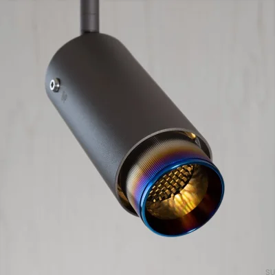 Échappement linéaire en acier graphite avec projecteur de piste en acier brûlé