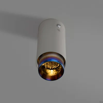 Évacuation linéaire gris acier avec spot de plafond en acier brûlé