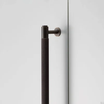Poignée de meuble allongée Closet Cross 724 en laiton bronze brûlé