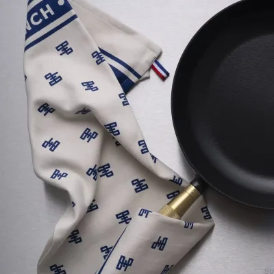 Torchon de cuisine Staub en coton blanc à motifs bleus