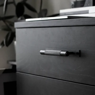Poignée de meuble longue avec plaque transversale en acier noir 225