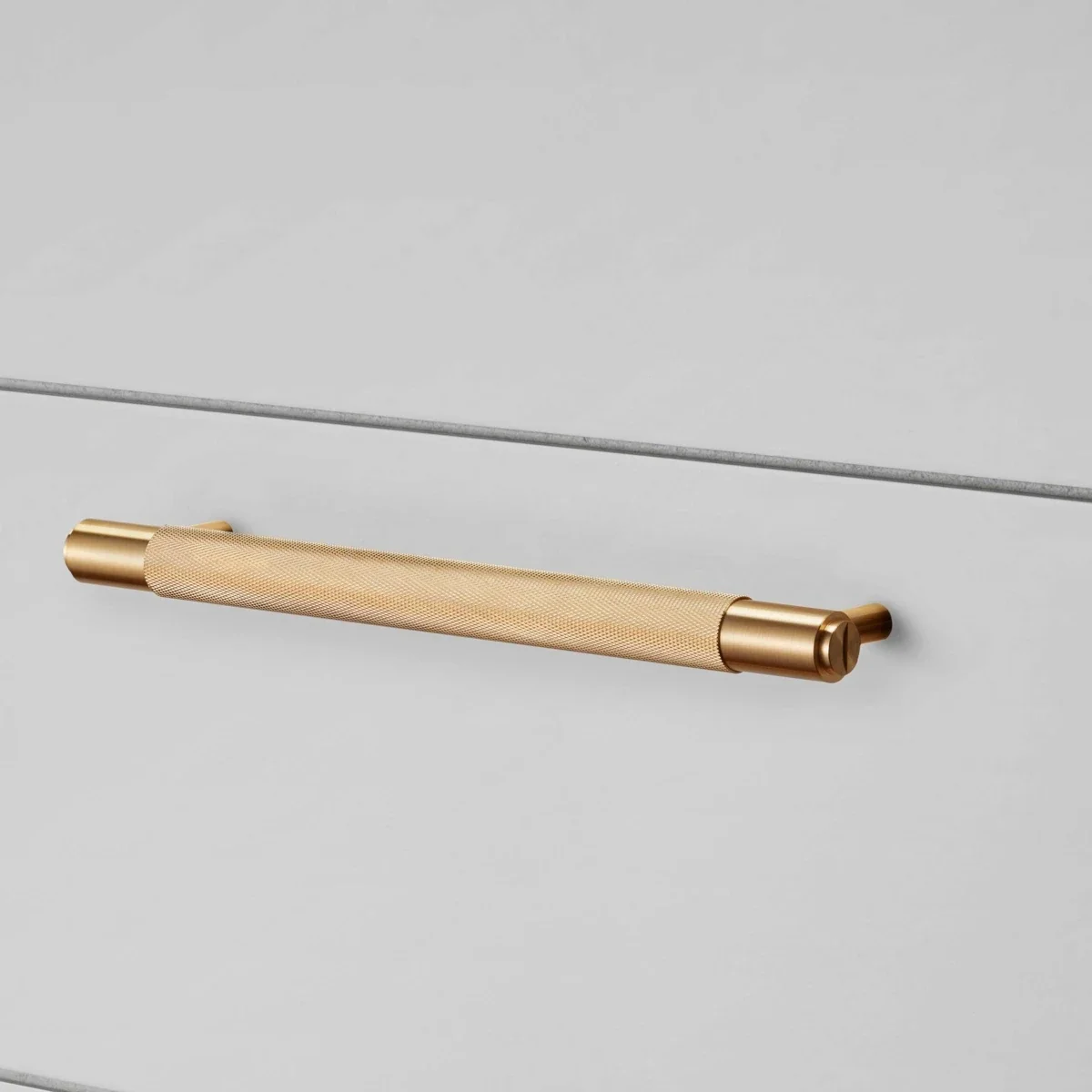 UPB-054576--Uchwyt-meblowy-podłużny-Pull-Bar-Cross-Large-Mosiężny-Buster-+-Punch-Skandynawskie-Uchwyty_1