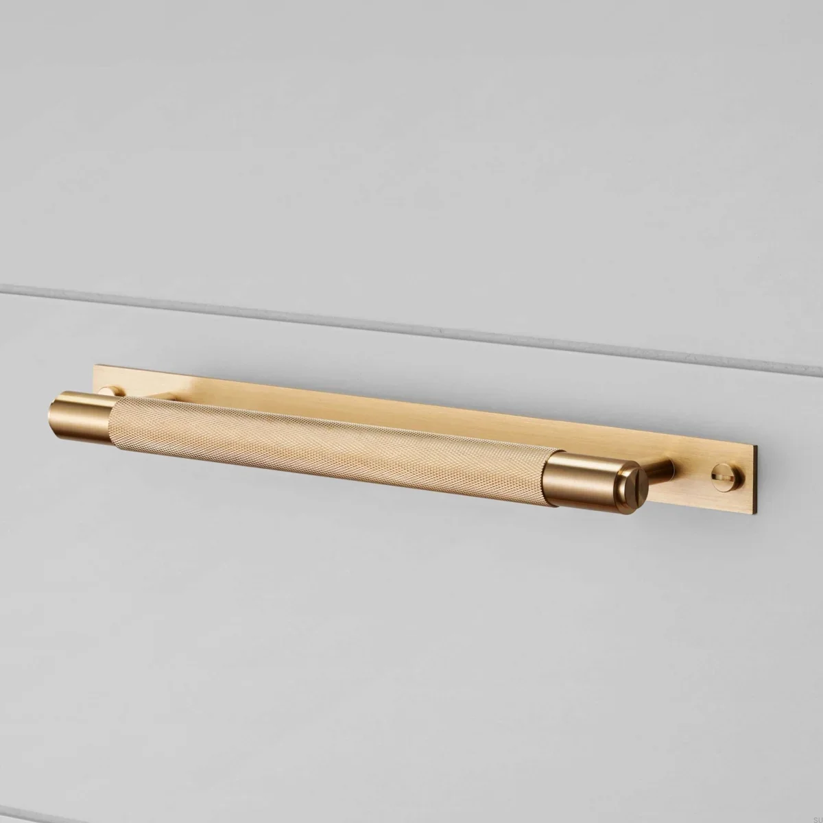 UPB-054578--Uchwyt-meblowy-podłużny-z-podkładką-Pull-Bar-Cross-Small-Mosiężny-Buster-+-Punch-Skandynawskie-Uchwyty_1