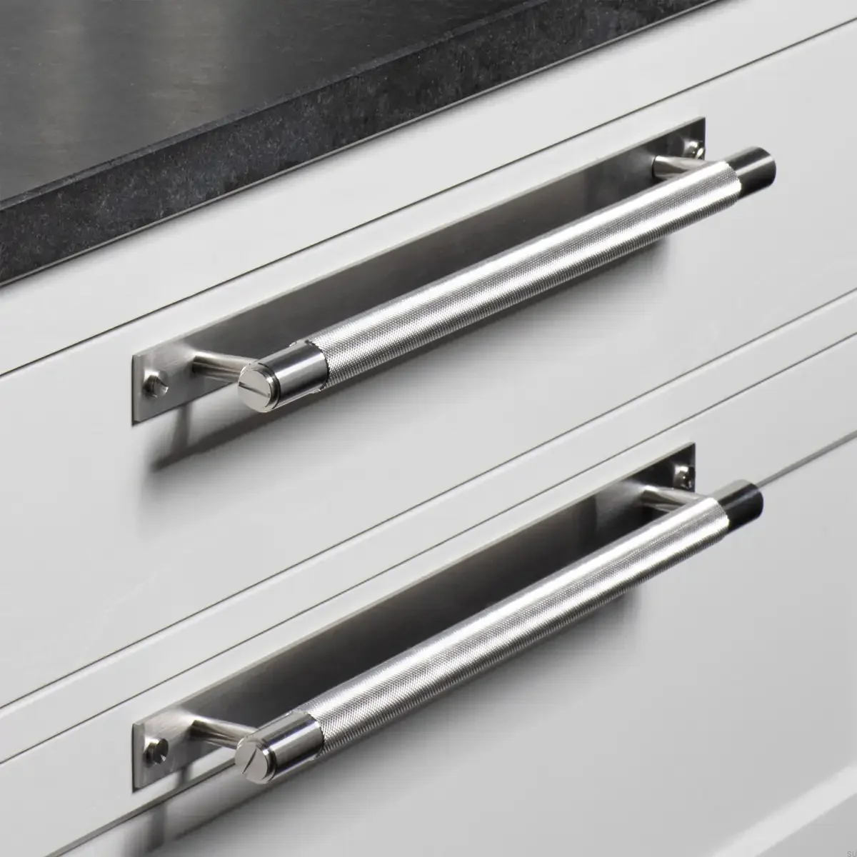 UPB-073989--Uchwyt-meblowy-podłużny-z-podkładką-Pull-Bar-Cross-Small-Srebrny-Buster-+-Punch-Skandynawskie-Uchwyty_2
