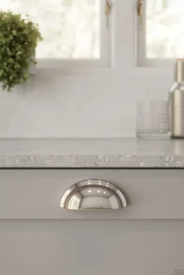 Poignée de meuble Baron 64 en forme de coquillage, en métal nickelé
