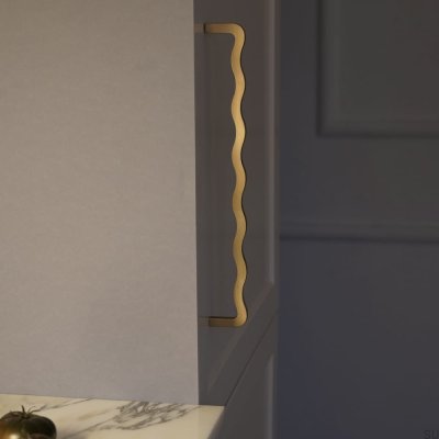 Poignée de meuble longue Fala 08 357 en laiton brossé