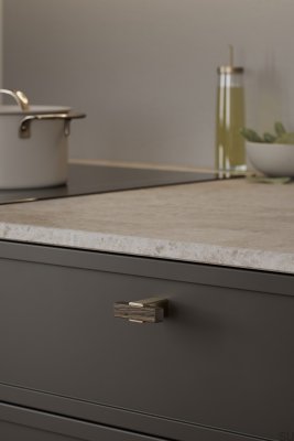 Bouton de meuble Segment 44 en chêne massif avec finition or brossé