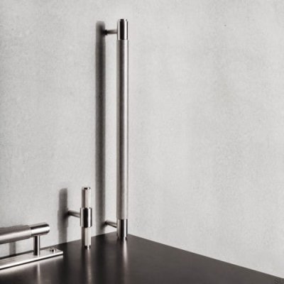 Poignée de meuble allongée Cross en acier argenté 325