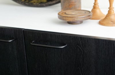 Poignée de meuble allongée Grip 136 en laiton noir