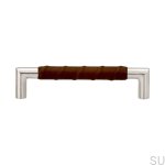 Zdjęcie przedstawia uchwyt meblowy podłużny z serii Norma 12 z brązową skórą od Beslag Design