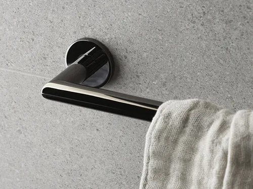 Porte-serviettes chromé dans une salle de bains