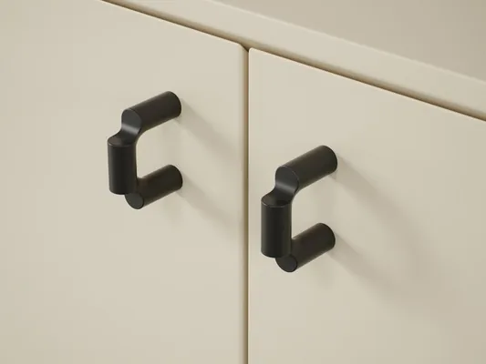 Poignées noires mates sur des façades de meuble beiges