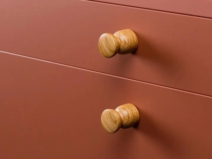 Boutons en bois sur des tiroirs