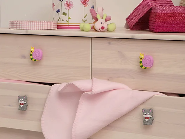 Boutons en caoutchouc pour enfants sur une commode