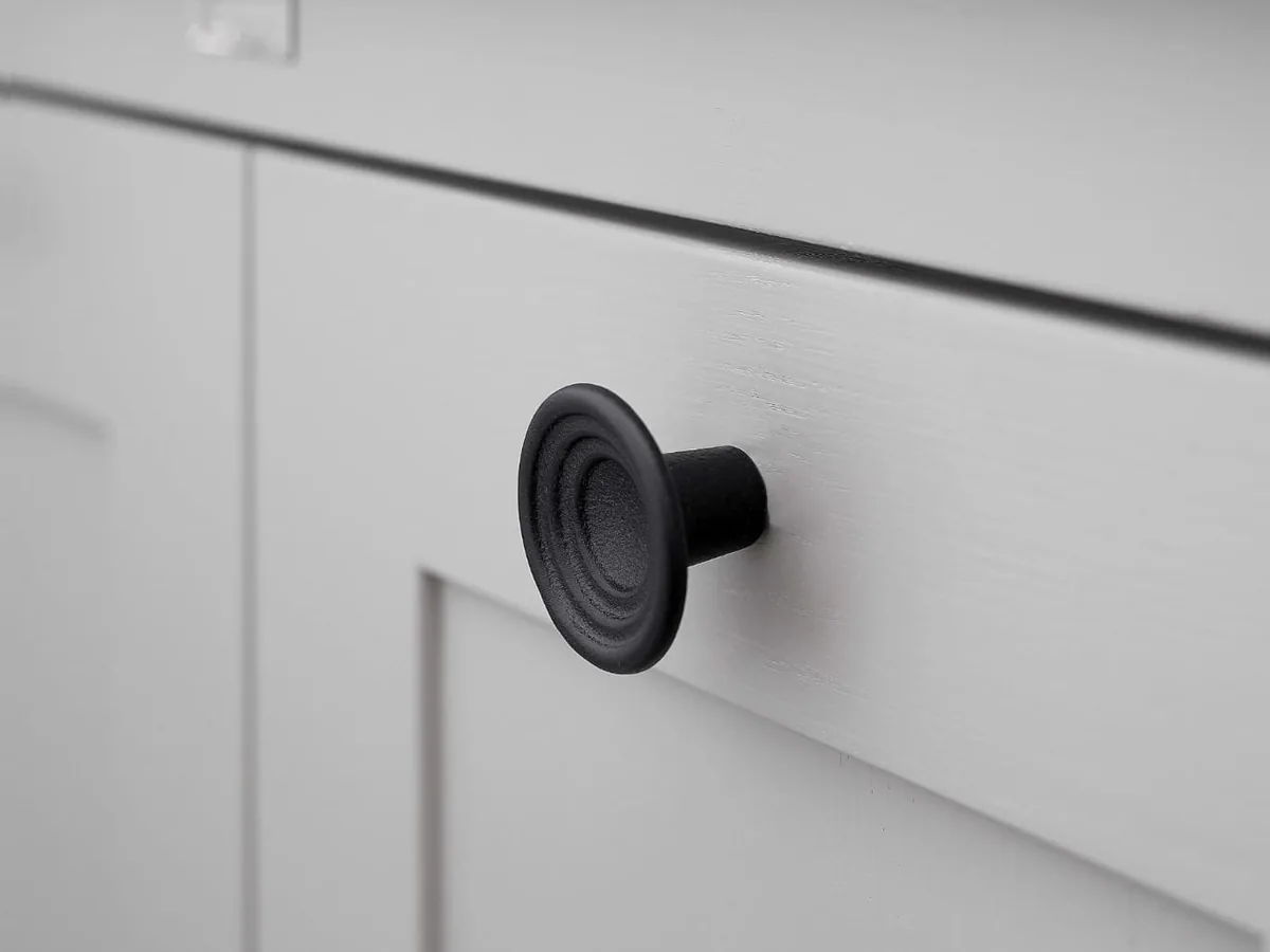Bouton en fonte sur une façade de cuisine